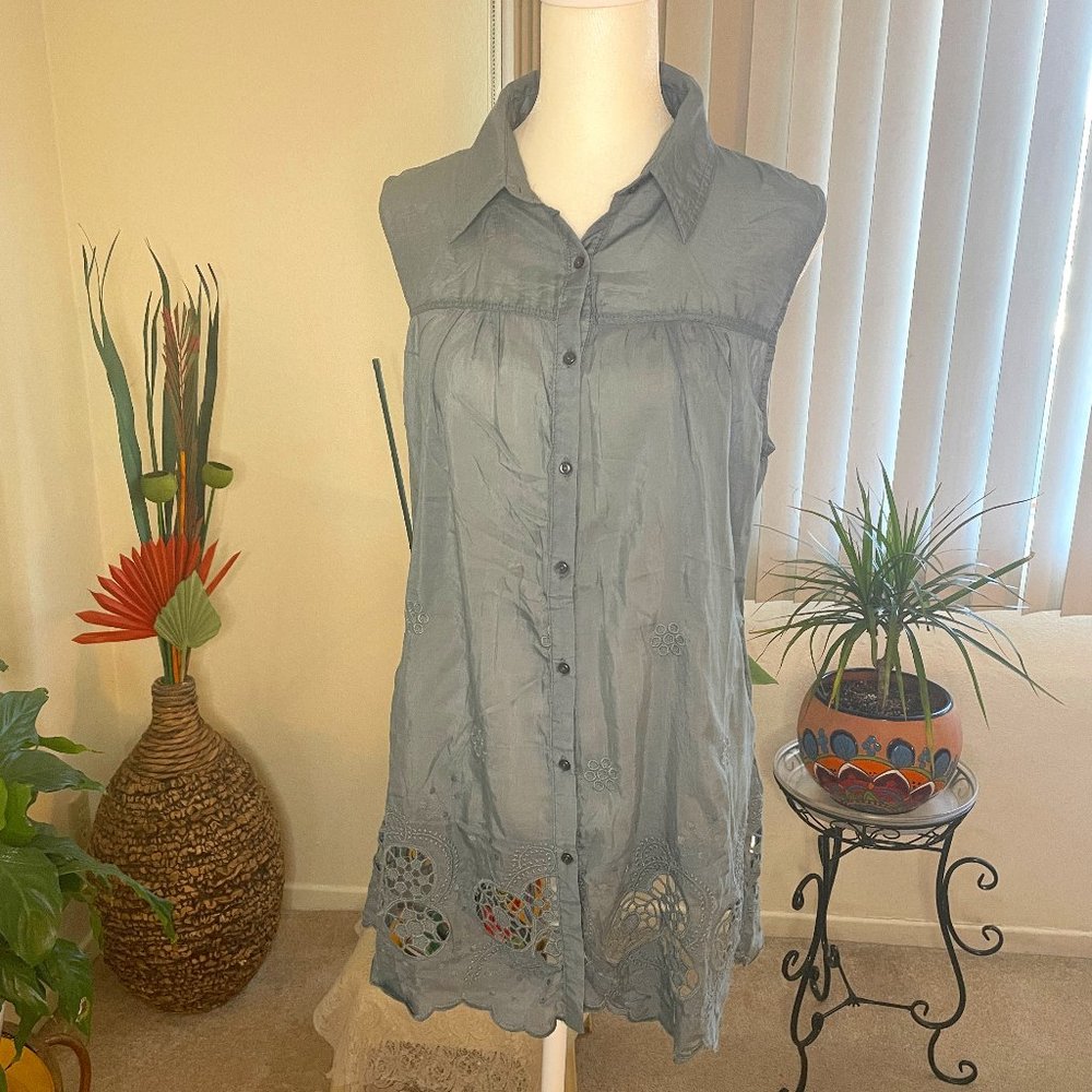 Mono Reno. New with tags. Pretty, short sleeve top w/ intricate stitching. Silk.
